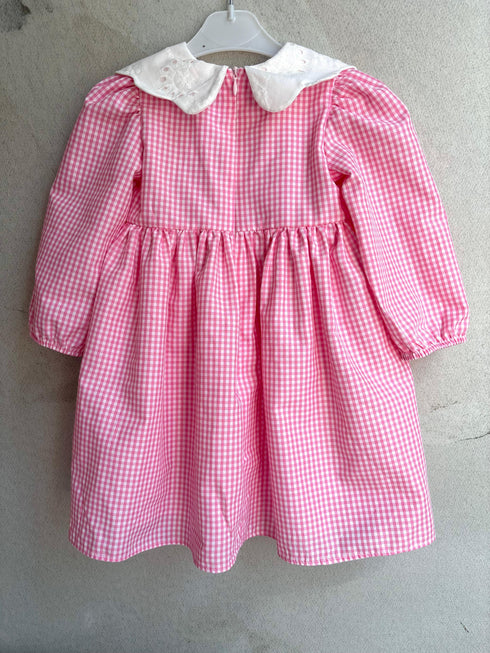 Rochie roz cu patratele si guler brodat